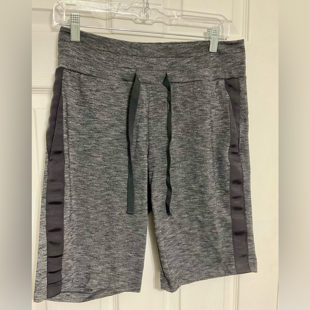 Athleta Gray ST Tall 8 Heather Shorts gray & black small